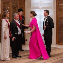 Victoria y Daniel de Suecia saludan a Abdalá y Rania de Jordania en la recepción por la boda de Hussein y Rajwa de Jordania