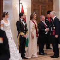 Felipe de Bélgica y Elisabeth de Bélgica saludan a Abdalá, Rania y Hussein y Rajwa de Jordania en la recepción por la boda de Hussein y Rajwa de Jordania