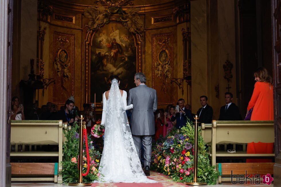 Marta López Álamo en su entrada a su boda con Kiko Matamoros