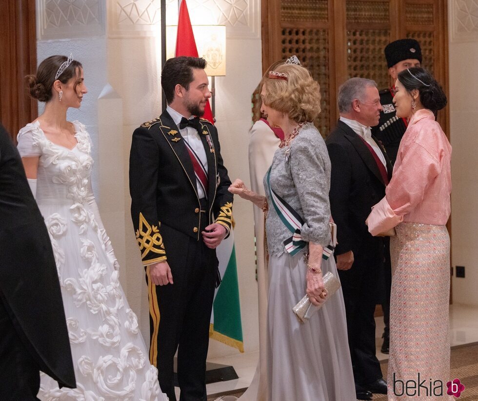 La Reina Sofía y Hussein y Rajwa de Jordania en la recepción por la boda de Hussein y Rajwa de Jordania