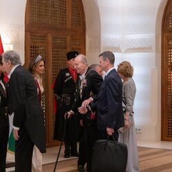 El Rey Juan Carlos saludando a la Familia Real Jordana en la recepción por la boda de Hussein y Rajwa de Jordania