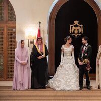 Hussein y Rajwa de Jordania con sus respectivos padres en la recepción de su boda