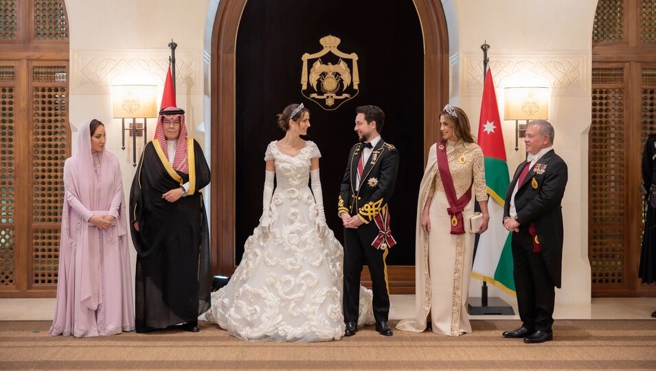 Hussein y Rajwa de Jordania con sus respectivos padres en la recepción de su boda