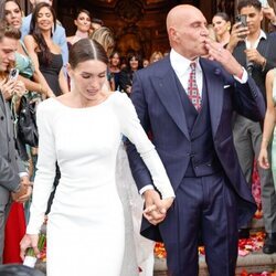 Kiko Matamoros lanza un beso a la gente tras su boda con Marta López Álamo