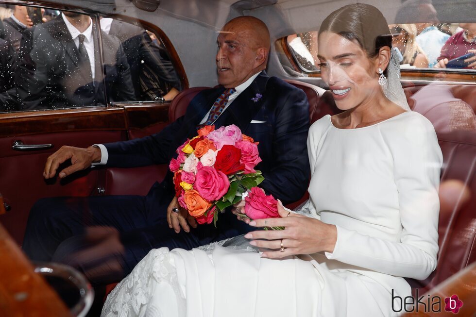 Marta López Álamo y Kiko Matamoros en el coche tras casarse