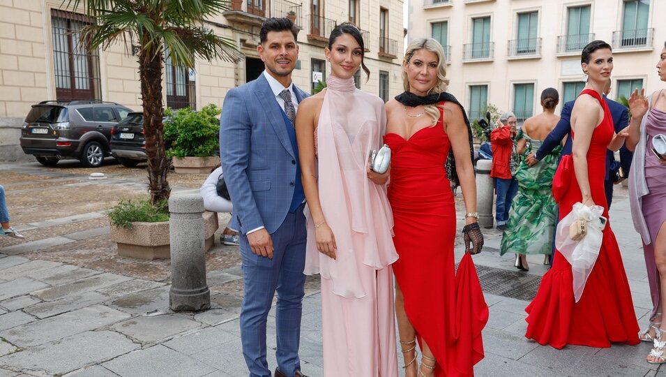 Tania Medina, Alejandro Nieto y Ana Luque en la boda de Kiko Matamoros y Marta López Álamo