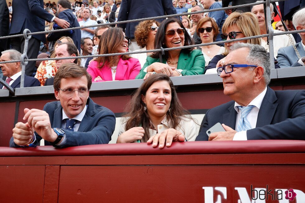 Almeida y su novia Teresa Urquijo y Moreno en la Plaza de toros de las Ventas de Madrid