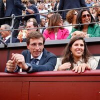 Almeida y su novia Teresa Urquijo y Moreno en la Plaza de toros de las Ventas de Madrid