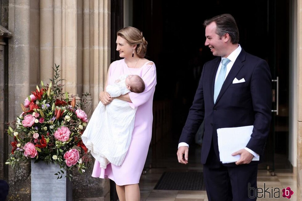 Guillermo y Stéphanie de Luxemburgo y su hijo François de Luxemburgo en el bautizo de François de Luxemburgo