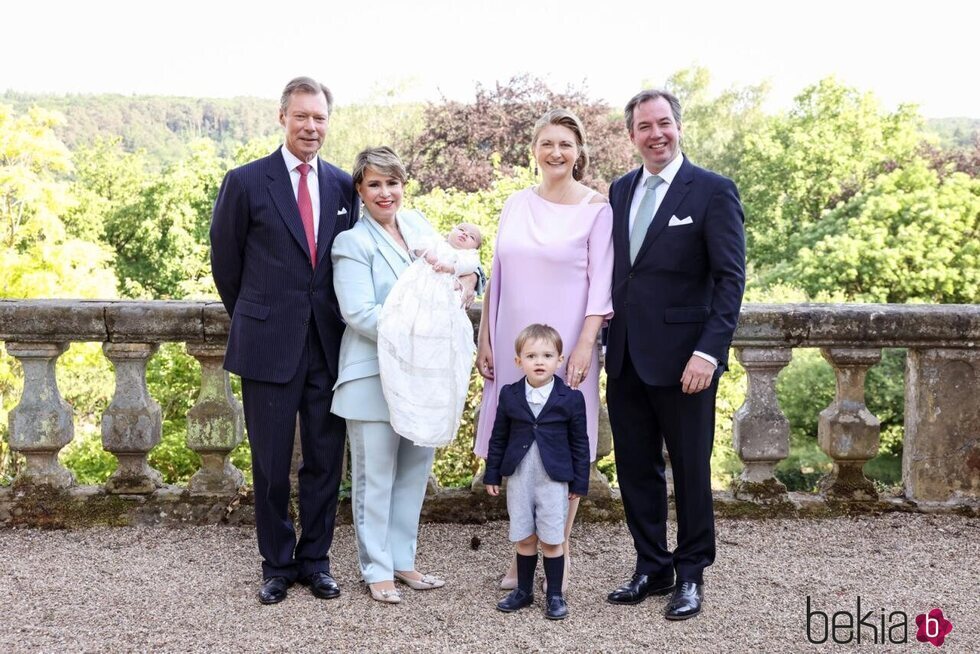 Enrique y María Teresa de Luxemburgo, Guillermo y Stéphanie de Luxemburgo y Charles y François de Luxemburgo en el bautizo de François de Luxemburgo