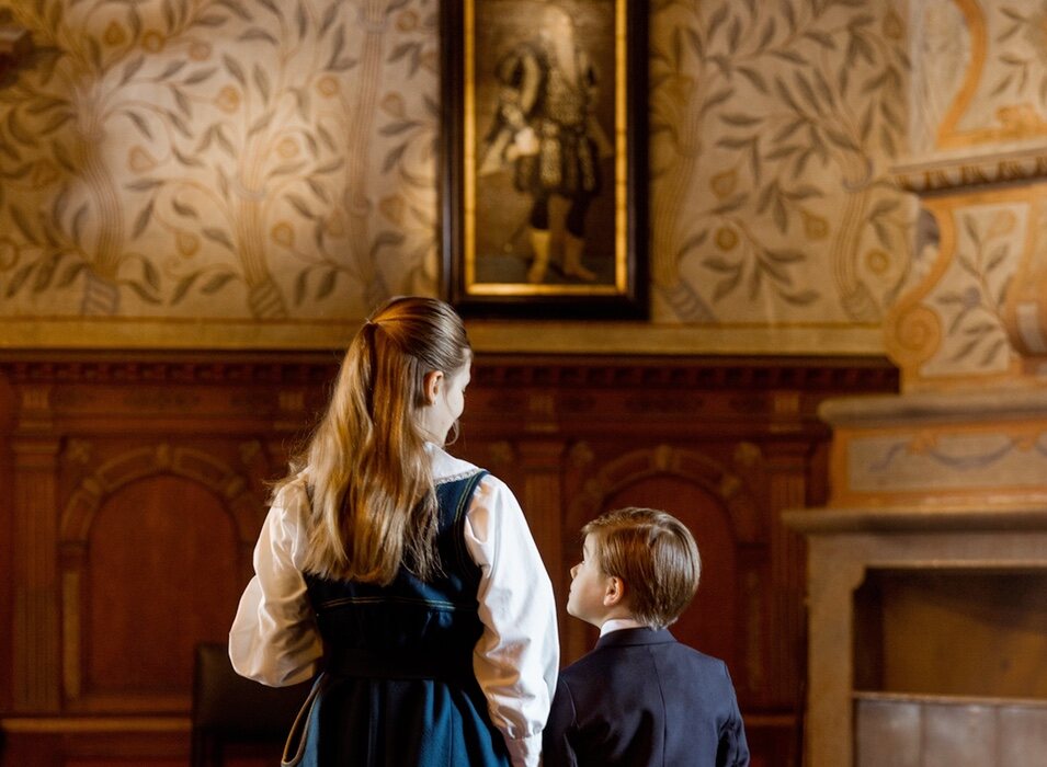 Estelle y Oscar de Suecia ante un retrato de Gustav Eriksson Vasa