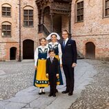 Victoria y Daniel de Suecia y sus hijos Estelle y Oscar de Suecia en el Castillo de Gripsholm