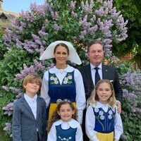 Magdalena de Suecia y Chris O'Neill y sus hijos en el Día Nacional de Suecia 2023