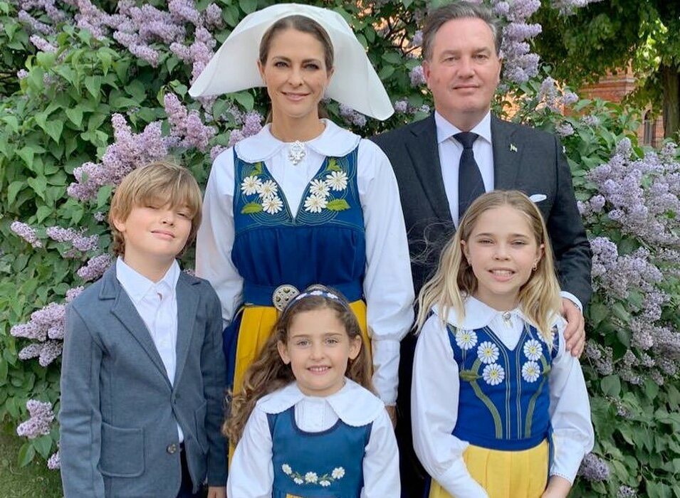 Magdalena de Suecia y Chris O'Neill y sus hijos en el Día Nacional de Suecia 2023