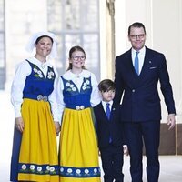 Victoria y Daniel de Suecia y sus hijos Estelle y Oscar en el Día Nacional de Suecia 2023