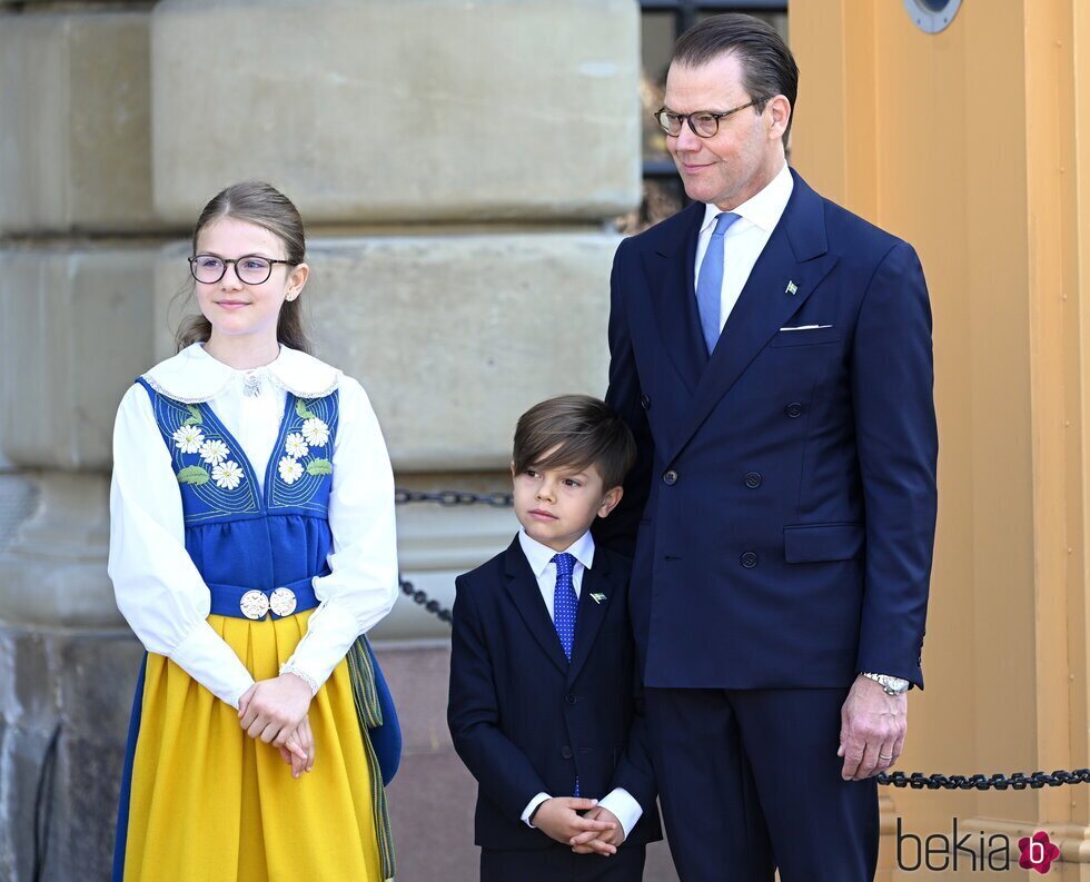 Daniel de Suecia y sus hijos Estelle y Oscar en el Día Nacional de Suecia 2023