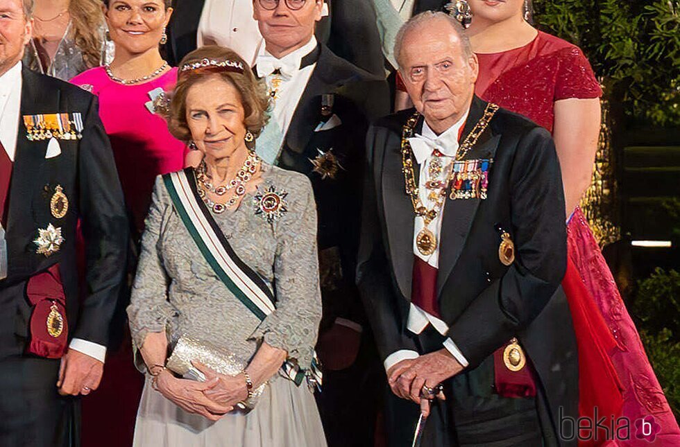 Foto oficial de los Reyes Juan Carlos y Sofía en la boda de Hussein y Rajwa de Jordania