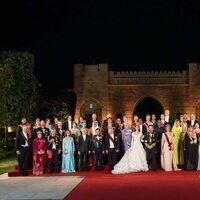 Foto oficial con los royals invitados a la boda de Hussein y Rajwa de Jordania