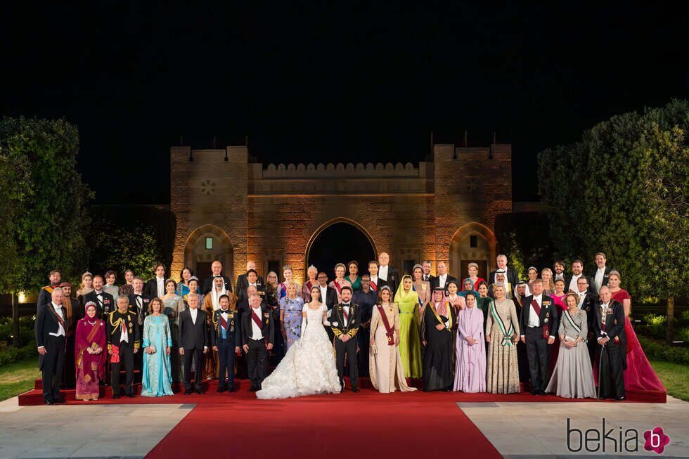 Foto oficial con los royals invitados a la boda de Hussein y Rajwa de Jordania