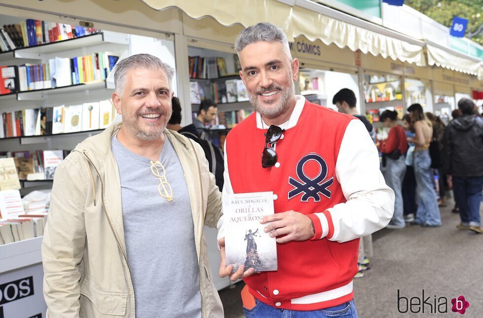 Kiko Hernández con el escritor Raúl Nogales en la Feria del Libro de Madrid