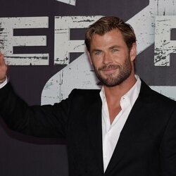 Chris Hemsworth saludando al público en el estreno de la película 'Misión de rescate 2' en Madrid