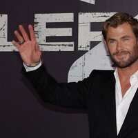 Chris Hemsworth saludando al público en el estreno de la película 'Misión de rescate 2' en Madrid