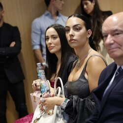 Georgina Rodríguez apoya junto a su hermana Ivana a Cristiano Ronaldo en un evento en Madrid