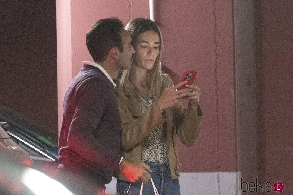 Enrique Ponce y Ana Soria dando una vuelta