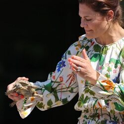 Victoria de Suecia con una tortuga en el Turtle Ark del Nordens Ark Zoo