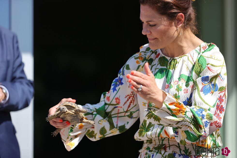 Victoria de Suecia con una tortuga en el Turtle Ark del Nordens Ark Zoo