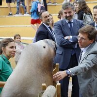 Almeida intenta tocar a un león marino en presencia de la Reina Sofía