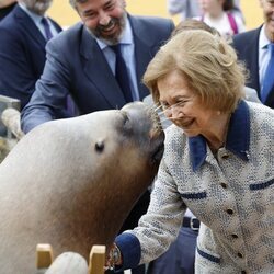 La Reina Sofía con un león marino en el Zoo de Madrid