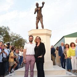 Rocío Carrasco ante la estatua de Pedro Carrasco en Alosno