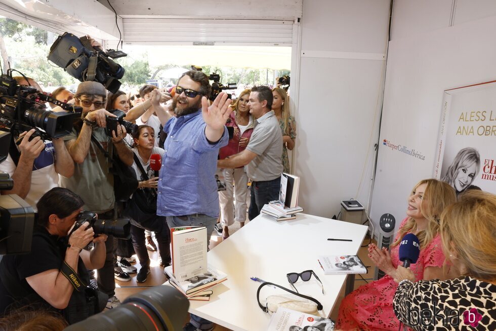 Ana Obregón ante la prensa en la Feria del Libro de Madrid 2023