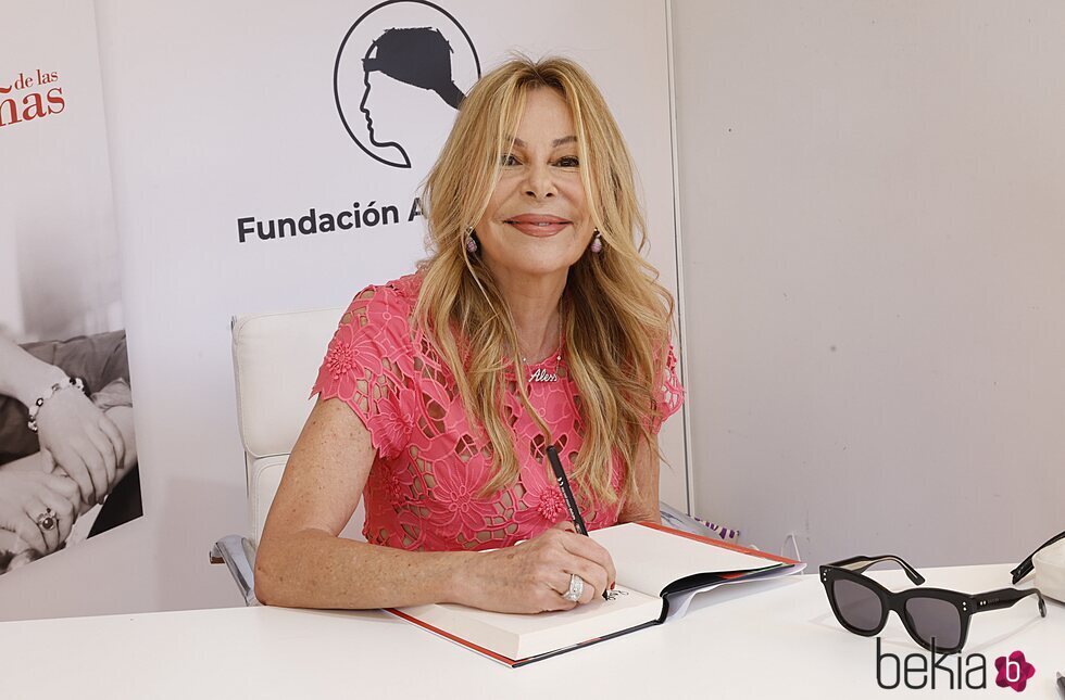 Ana Obregón en la firma de su libro en la Feria del Libro de Madrid 2023