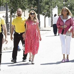 Ana Obregón, acompañada por un equipo de seguridad en la Feria del Libro de Madrid 2023