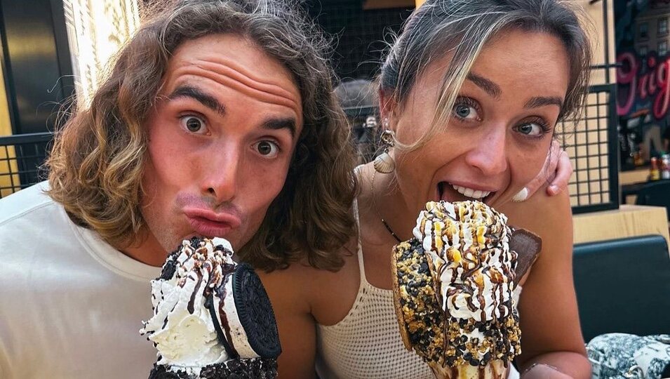 Stefanos Tsitsipas y Paula Badosa comiéndose un helado en Miami