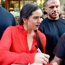 Rosalía firma autógrafos a sus fans en Madrid