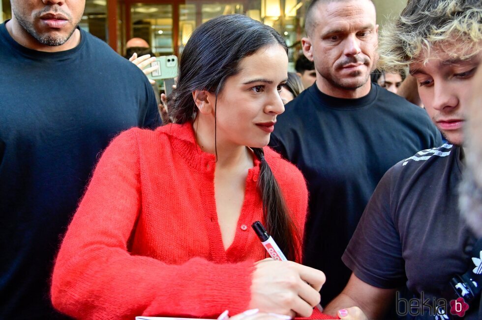 Rosalía firma autógrafos a sus fans en Madrid