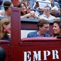 José Luis Martínez-Almeida compartiendo miradas cómplices con Teresa Urquijo y Moreno en Las Ventas