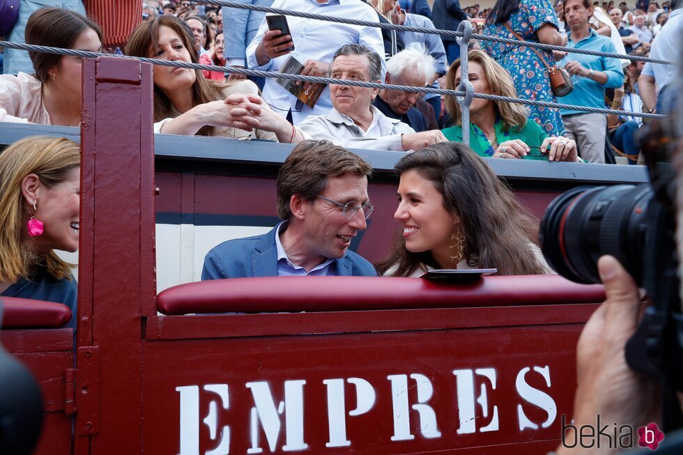 José Luis Martínez-Almeida compartiendo miradas cómplices con Teresa Urquijo y Moreno en Las Ventas