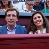 José Luis Martínez-Almeida con Teresa Urquijo y Moreno en Las Ventas en el homenaje de Yiyo