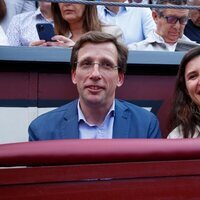 José Luis Martínez-Almeida con Teresa Urquijo y Moreno en Las Ventas en el homenaje de Yiyo