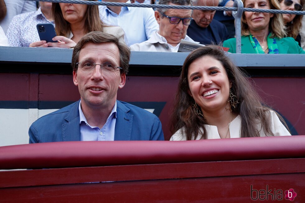 José Luis Martínez-Almeida con Teresa Urquijo y Moreno en Las Ventas en el homenaje de Yiyo