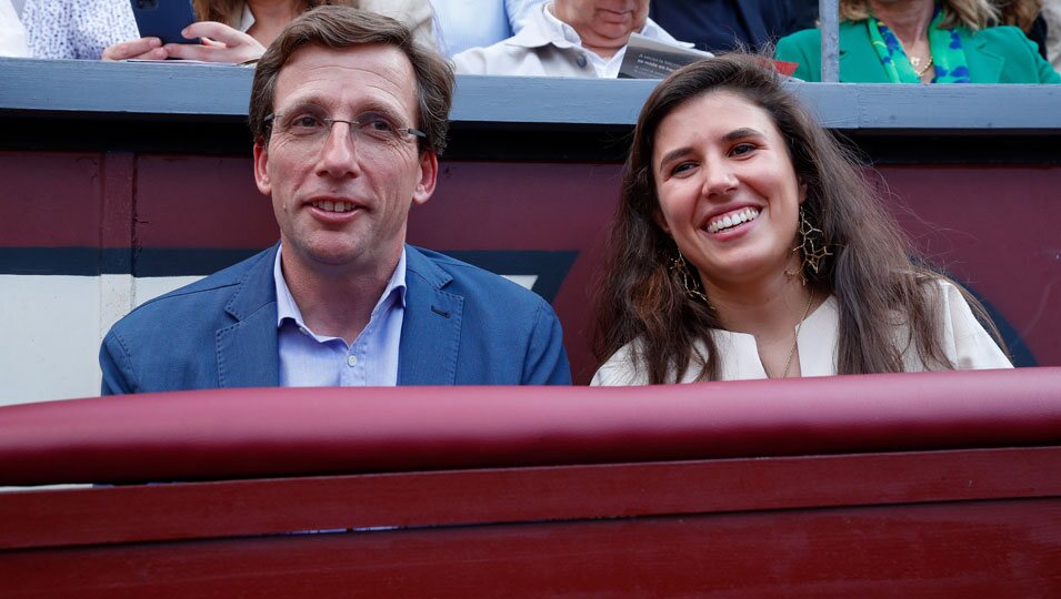 José Luis Martínez-Almeida con Teresa Urquijo y Moreno en Las Ventas en el homenaje de Yiyo