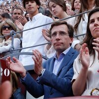 José Luis Martínez-Almeida acude con Teresa Urquijo y Moreno al homenaje de Yiyo en Las Ventas