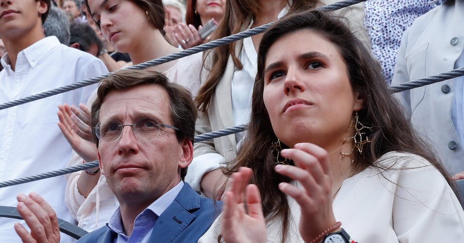 José Luis Martínez-Almeida acude con Teresa Urquijo y Moreno al homenaje de Yiyo en Las Ventas