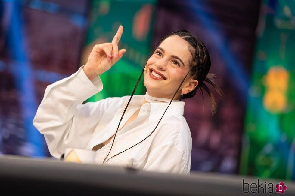 Rosalía, sonriente en el plató de 'El Hormiguero'