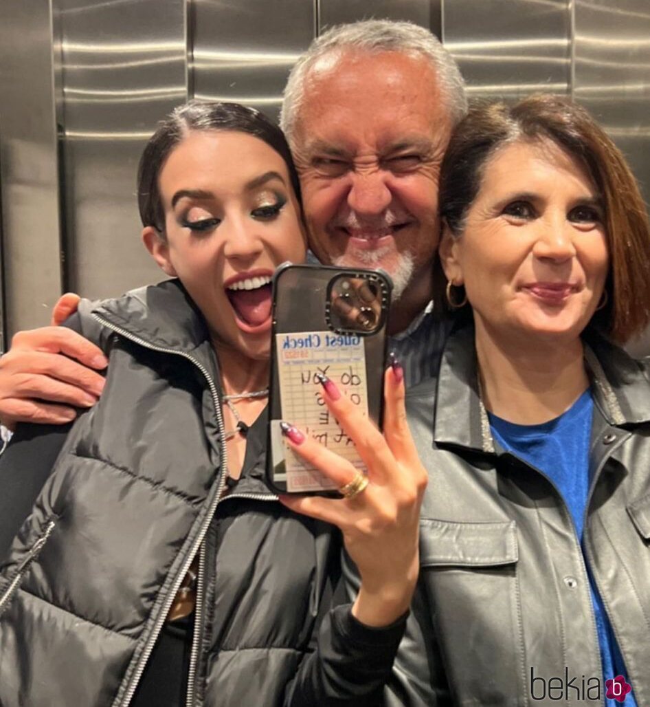 María Pedraza con sus padres