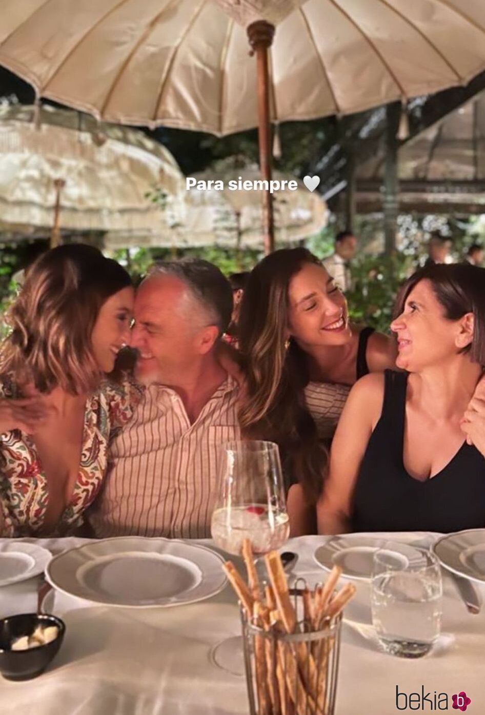 María Pedraza con sus padres y su hermana Celia